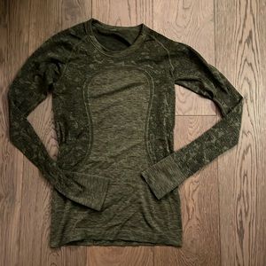 Lululemon long sleeve lace pattern top sz 6